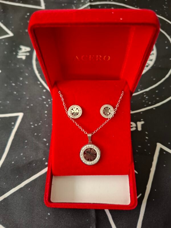 Conjunto de Collar + Pendientes Trebol de 4 Hojas