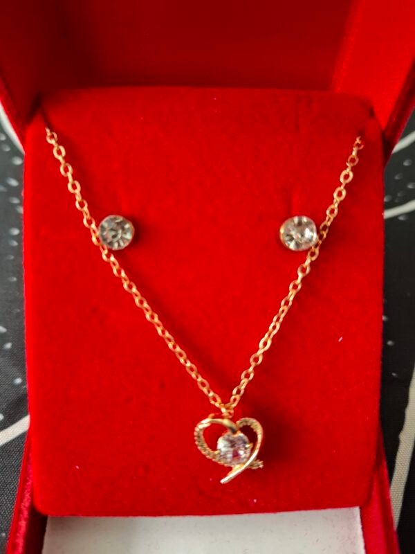 Conjunto de Collar + Pendientes Corazon