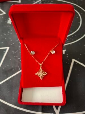 Conjunto de Collar + Pendientes Nudo de Bruja en Dorado