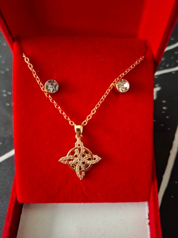Conjunto de Collar + Pendientes Nudo de Bruja en Dorado