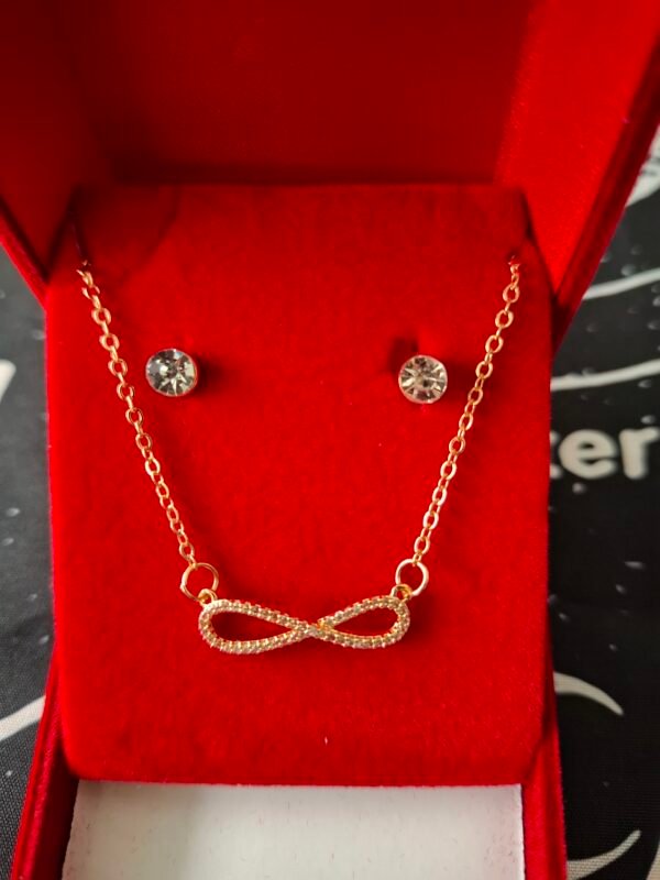Conjunto de Collar + Pendientes Signo Infinito en Dorado