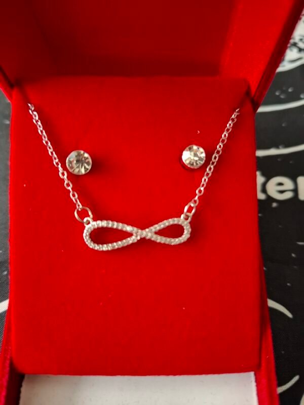 Conjunto de Collar + Pendientes Signo Infinito