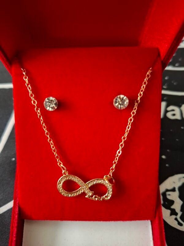 Conjunto de Collar + Pendientes Signo Infinito Love en Dorado