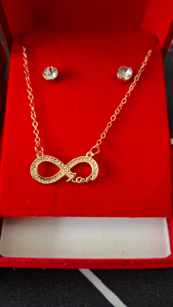 Conjunto de Collar + Pendientes Signo Infinito Love en Dorado
