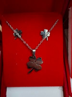 Conjunto de Collar + Pendientes Trebol de 4 Hojas