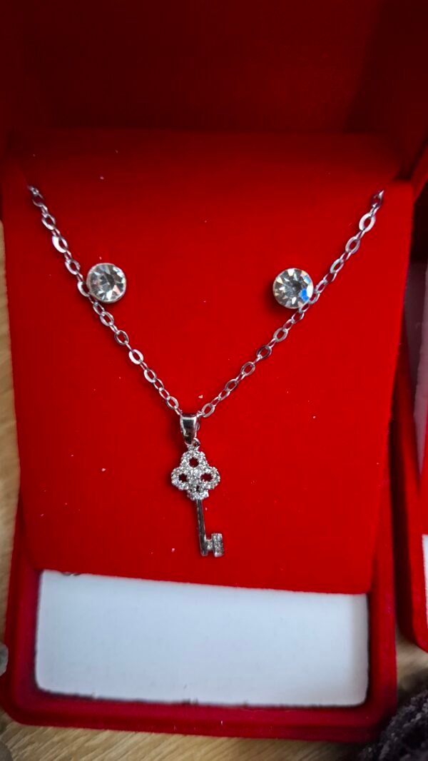 Conjunto de Collar + Pendientes Llave
