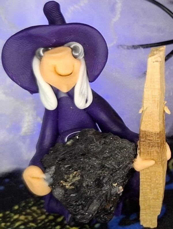 Bruja con Palo Santo y Pirita color Morado 5-7cm